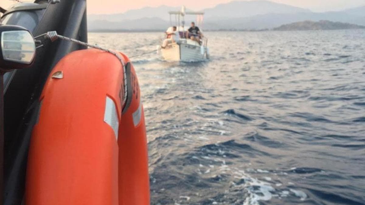 Ky Emniyeti ekipleri, Fethiye aklarnda srklenen teknedeki 5 kiiyi kurtard