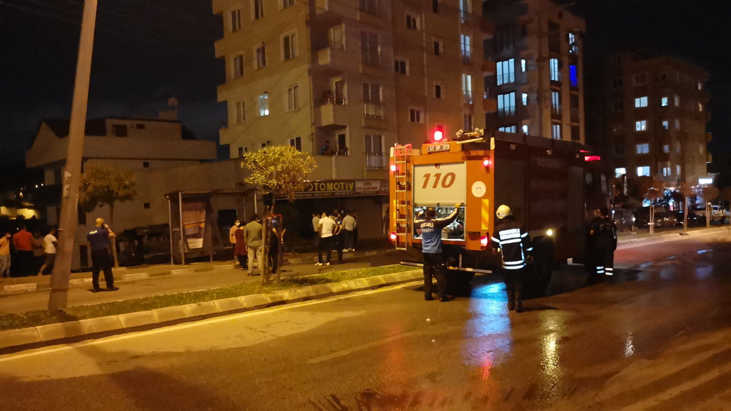 Kocaeli'de hurda otomobiller alev ald�