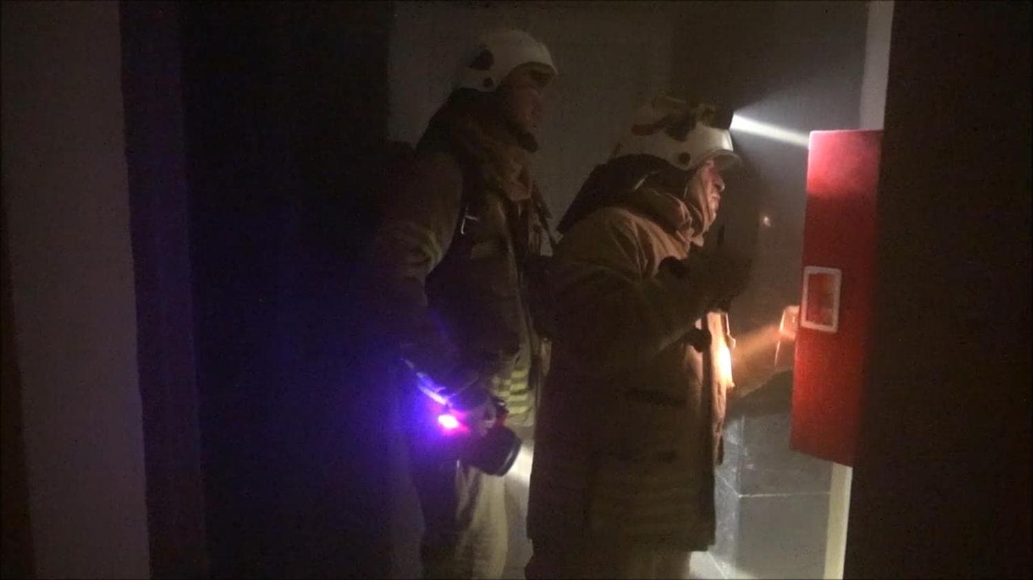 Motoru patlayan buzdolab� pani�e neden oldu