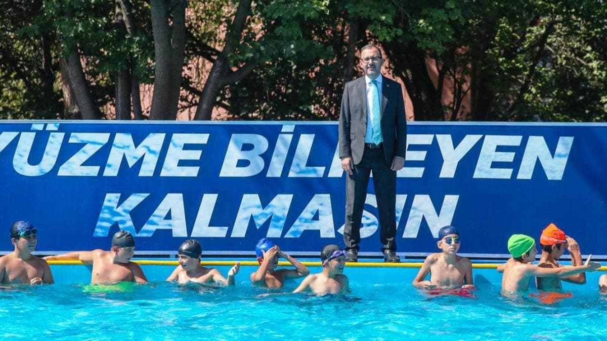 Bakan Kasapolu Ankara'daki portatif yzme havuzlarn inceledi