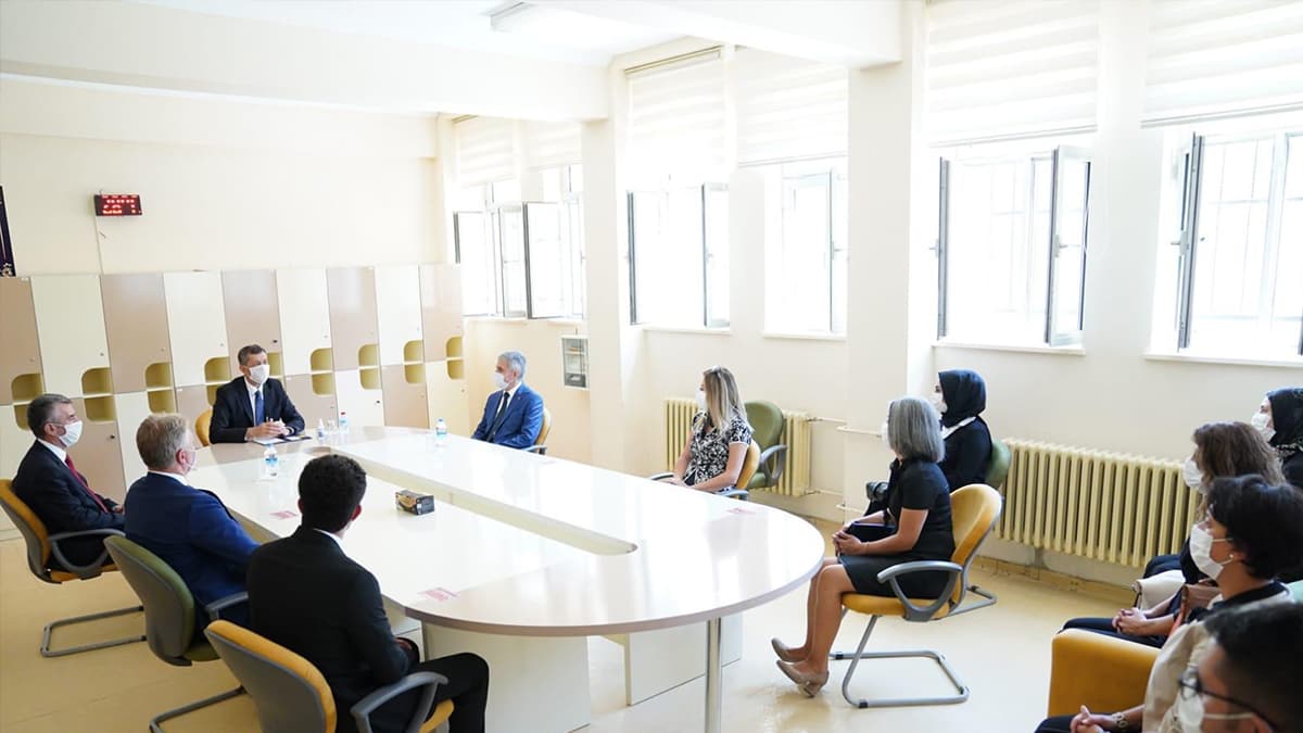 Bakan Sel�uk y�z y�ze e�itim �ncesi ��retmenlerle bir araya geldi