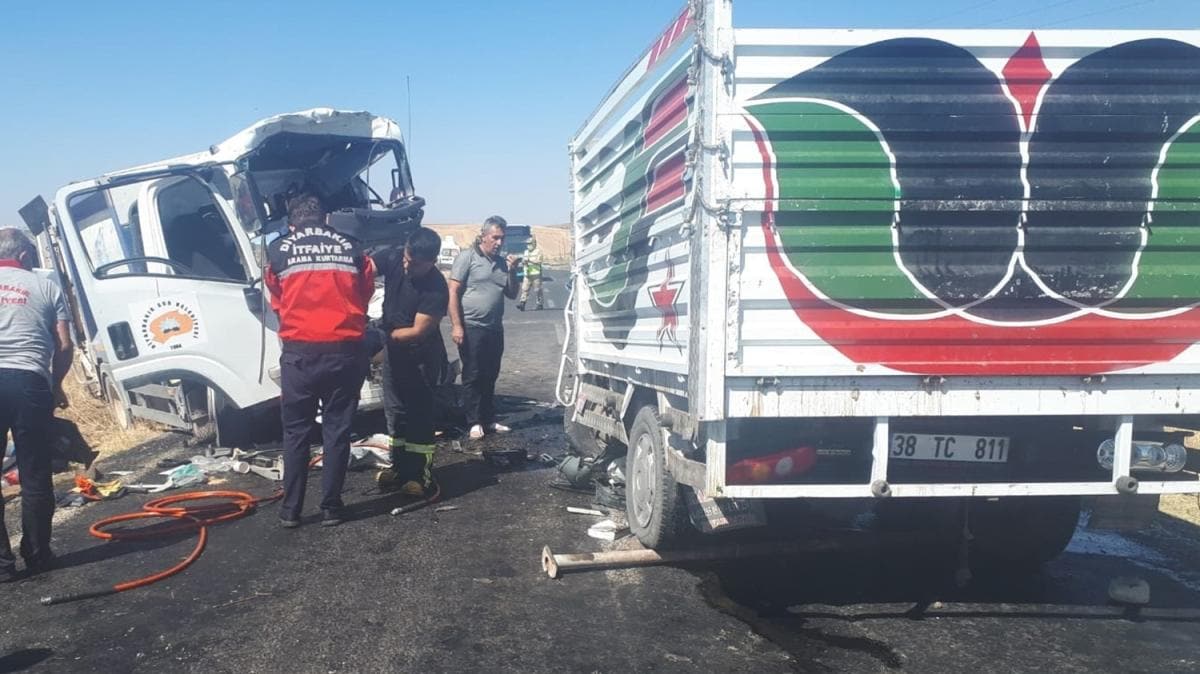 Diyarbakr'da belediyeye ait temizlik arac kamyonetle arpt! 2 l