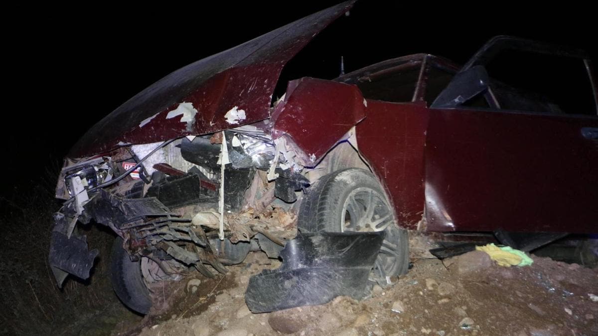 Otomobil yol kenarndaki toprak ynna arpt, 86 yandaki adam hayatn kaybetti