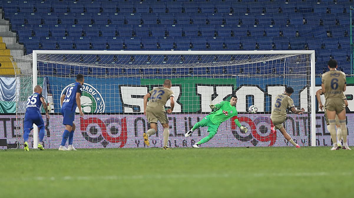 S�per Lig 6 penalt�yla ba�lad�