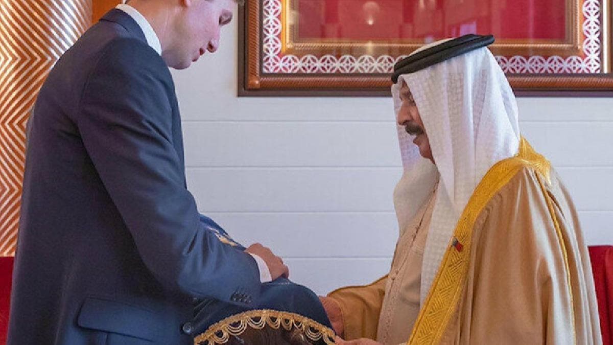 Trump'n damad srail'e yanaan Bahreyn Kral'na Tevrat hediye etti