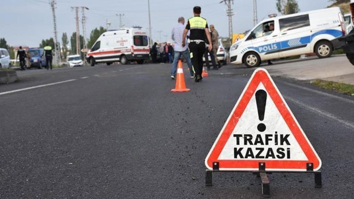 Mula'da zincirleme trafik kazas sonucu 1'i polis 3 kii yaraland