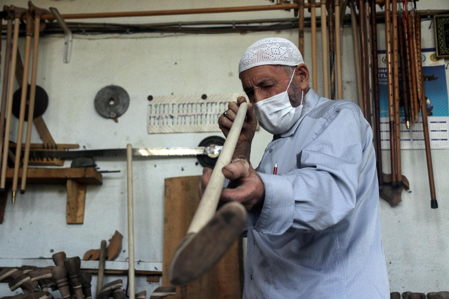 80 ya��ndaki Abdurrahman dede, 50 y�ld�r baston �retiyor