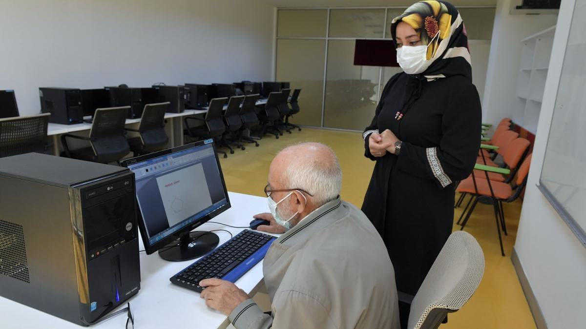 86 yandaki Abdullah dede 160 saatlik kursu tamamlayarak bilgisayar kullanmay rendi
