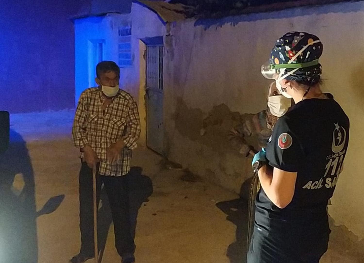 Koronavirs testi yapmamak iin hastane penceresinden kat