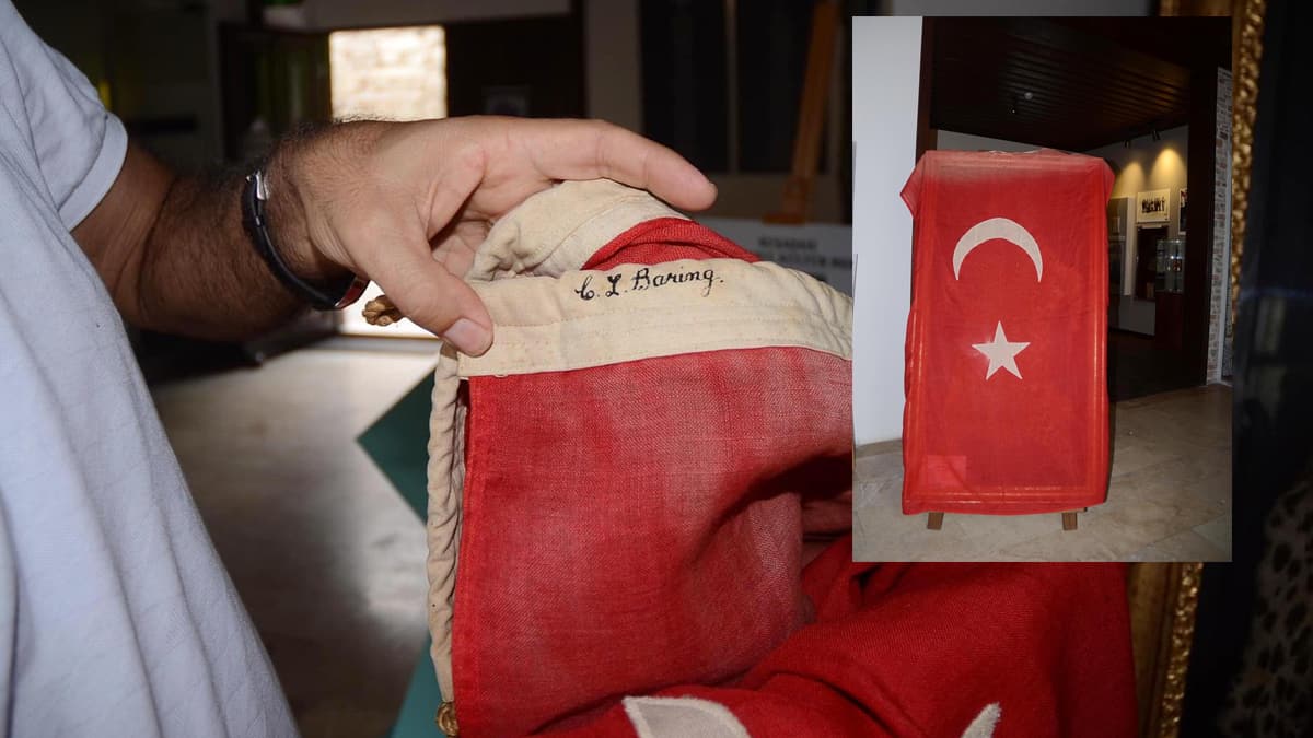 Anzak askeri al�p bir sand�kta saklam��! 100 y�ll�k T�rk bayra�� vatana d�nd�