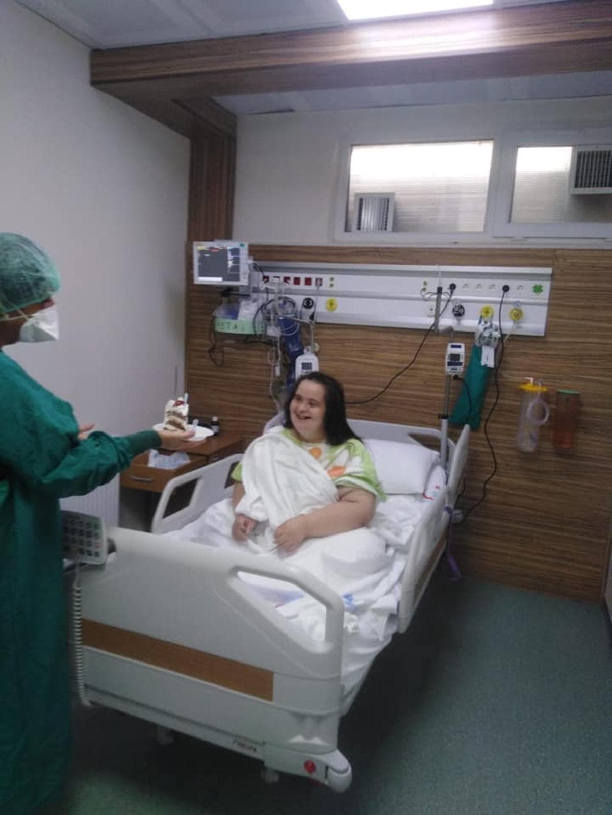Hastane �al��anlar�ndan Kovid-19 tedavisi g�ren down sendromlu Saime'ye s�rpriz