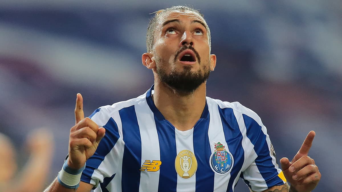 Alex Telles se�imini Porto'ya iletti
