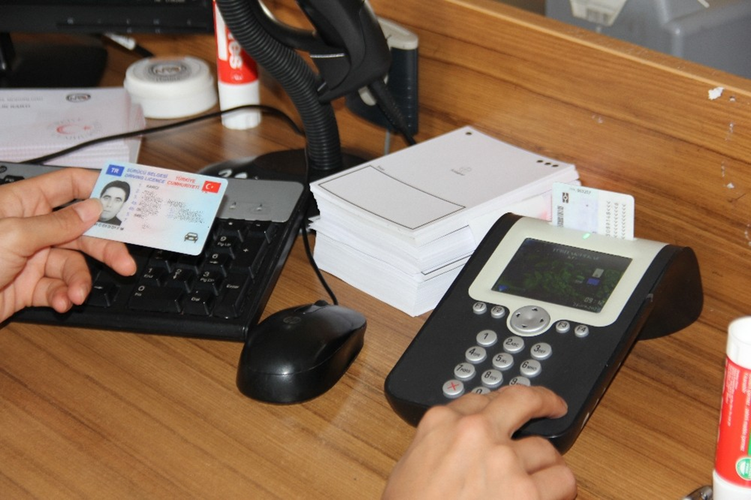 Yeni d�nem ba�lad�: Kimlik kartlar�na y�kleniyor