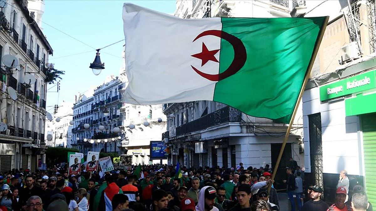 Se�imler �ncesi Cezayir'den Fransa'ya tepki: Al�ak emeller g�d�yorlar