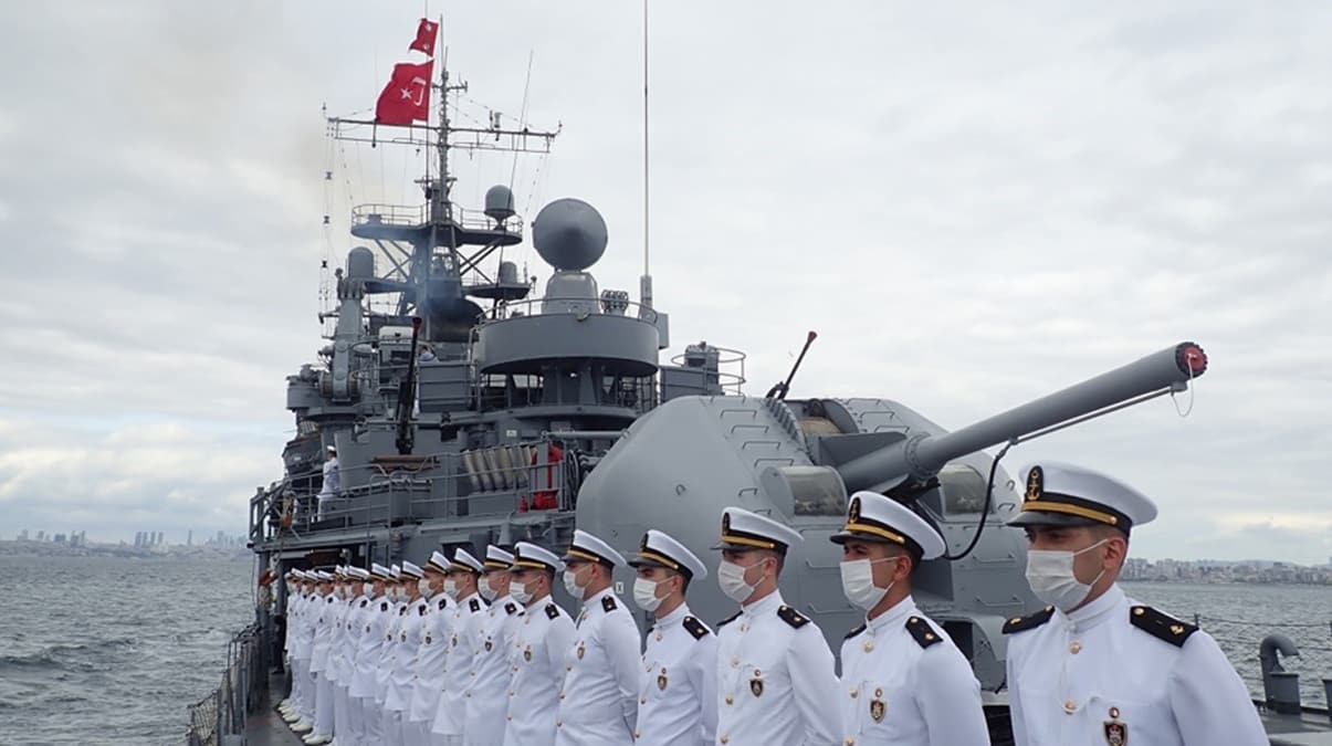 T�rkiye Mavi Vatan n�betinde! Bahriyeliler Barbaros'u selamlay�p e�itime yol ald�