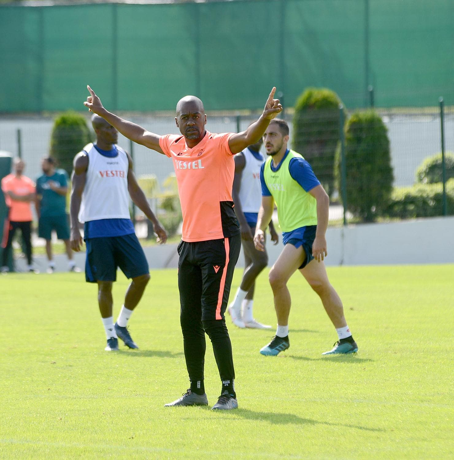 Eddie Newton'dan futbolcular�na 's�k� pres' uyar�s�