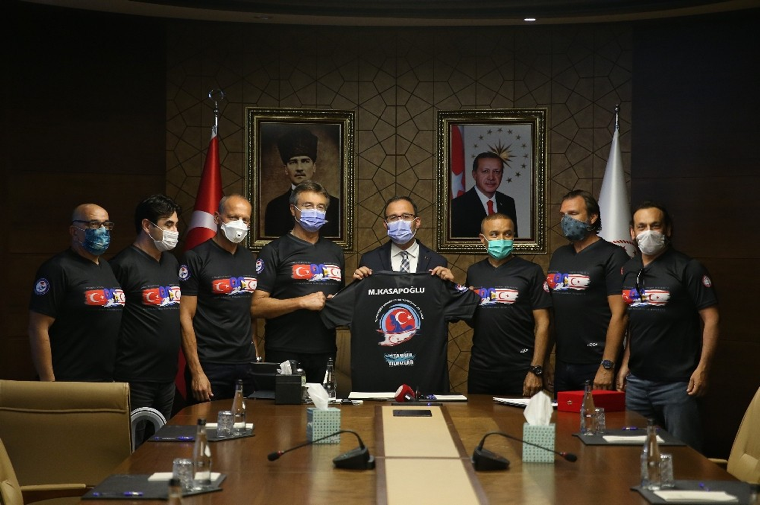 Bakan Kasapo�lu K�br�s'a kadar y�zen sporcularla bir araya geldi