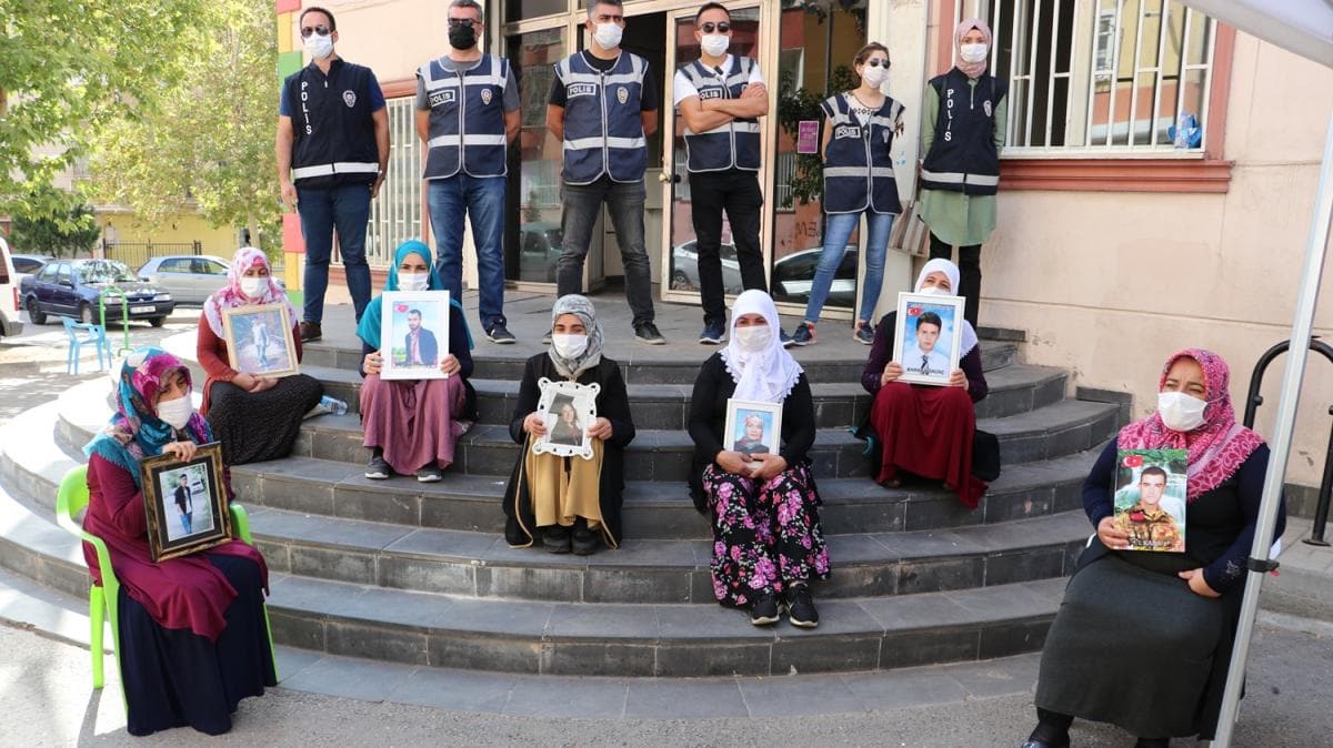 Evlatlarna kavuan aileler Diyarbakr annelerinin umutlarn perinliyor