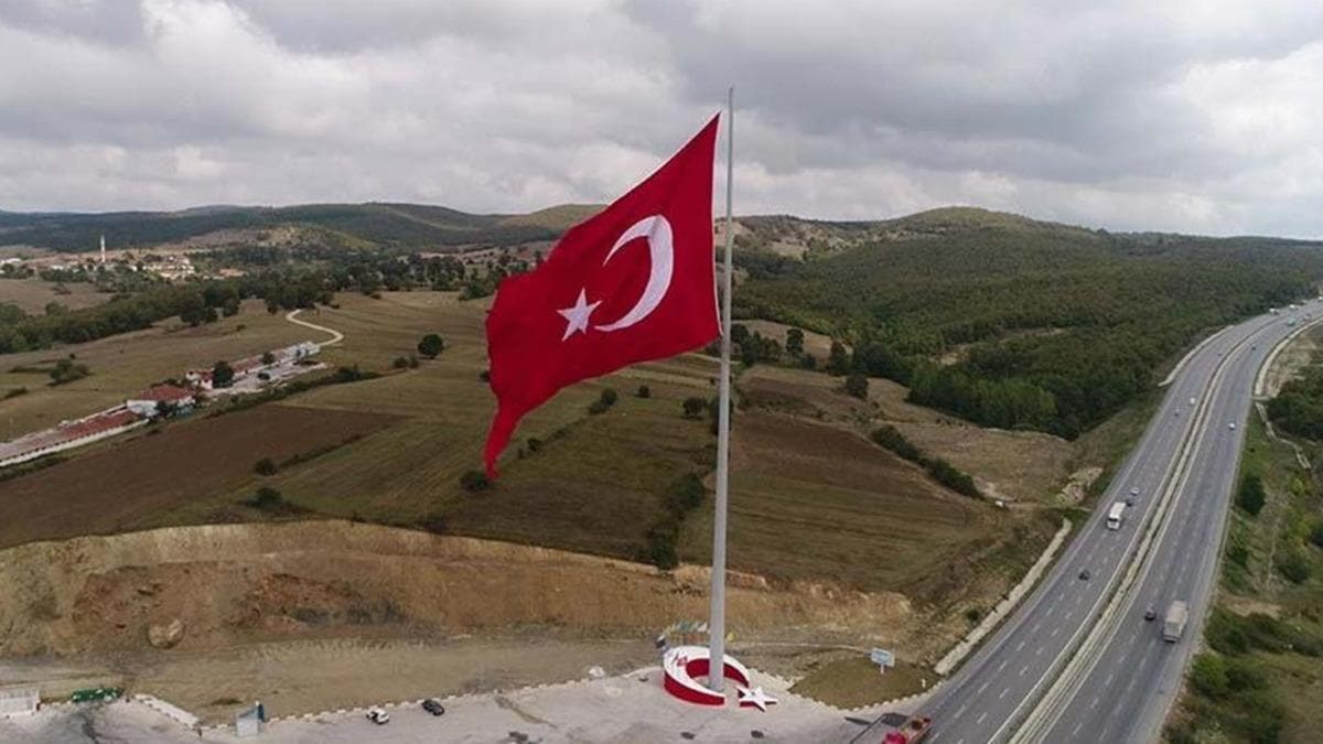 Trkiye'nin en byk bayra Samsun'da dalgalanyor