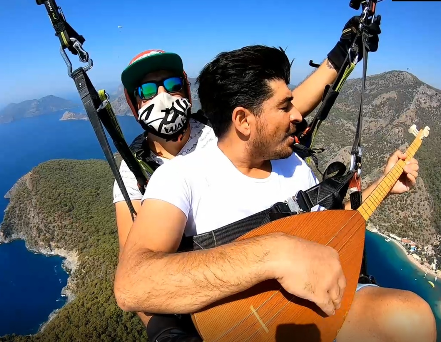 Yama� para��t�yle atlayan polis, 1700 metre y�kseklikte saz �al�p t�rk� s�yledi