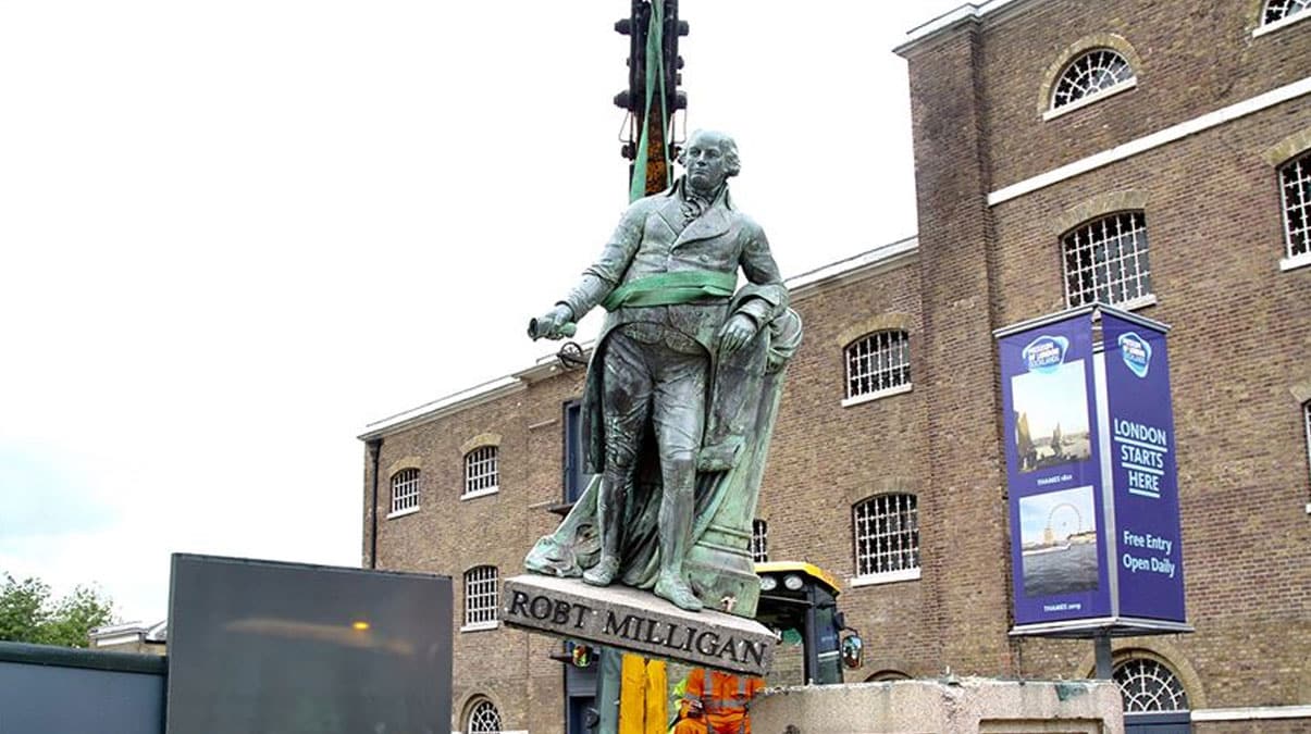 ABD'de protestolar�n ard�ndan Kolomb'un heykelleri kald�r�ld�