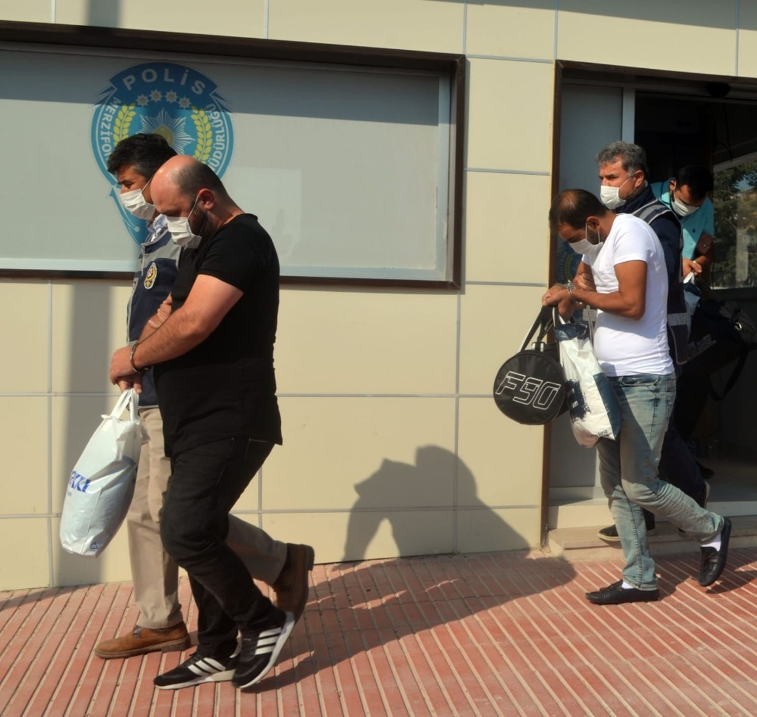 ATM'ye yerle�tirdikleri d�zenekle 17 ki�inin paras�n� �ald�lar: 4 ��pheli yakaland�