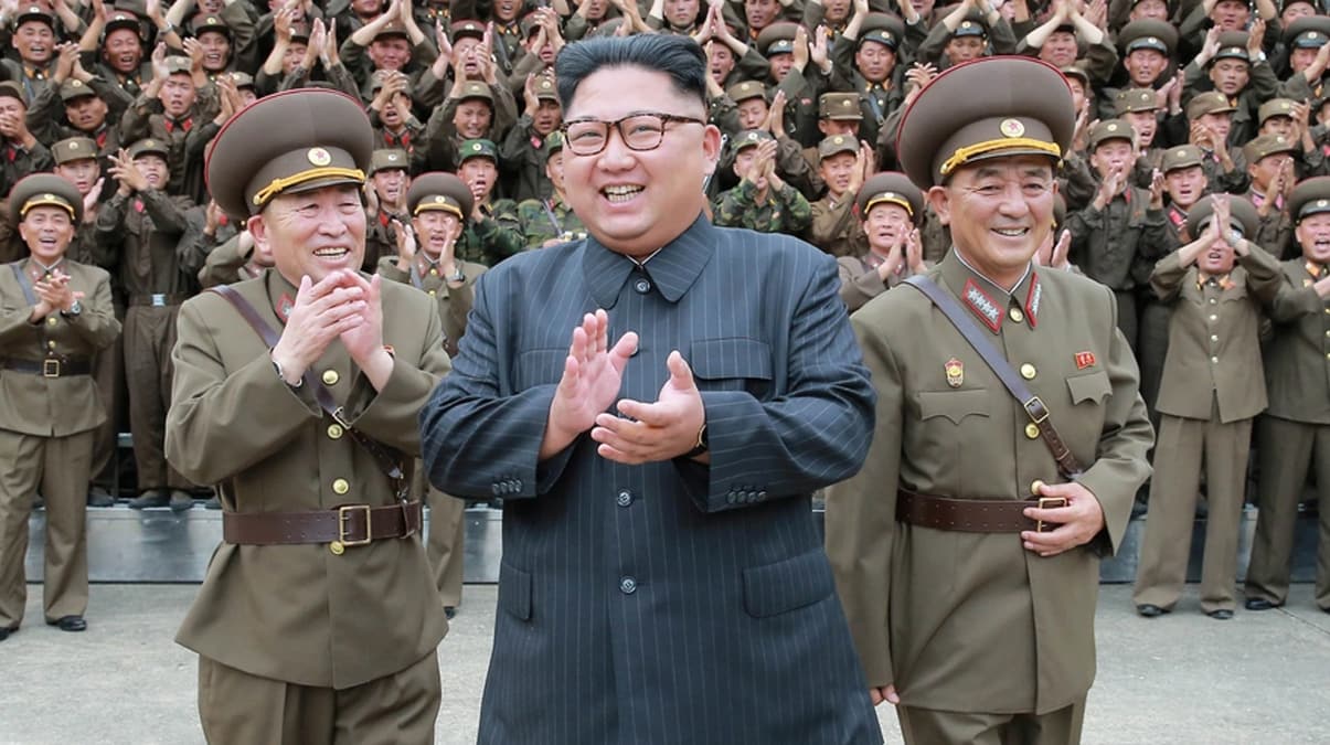 �nce �ld�r�p sonra yakm��lard�... Kim Jong-un'dan d�nyay� �a��rtan hamle