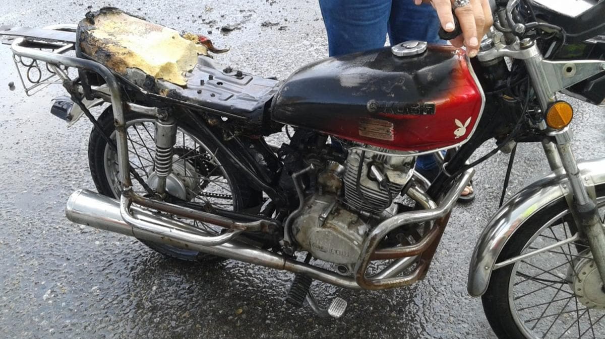 Polis evrak eksikliinden ceza yazmak istedi src motosikletini yakarak kat