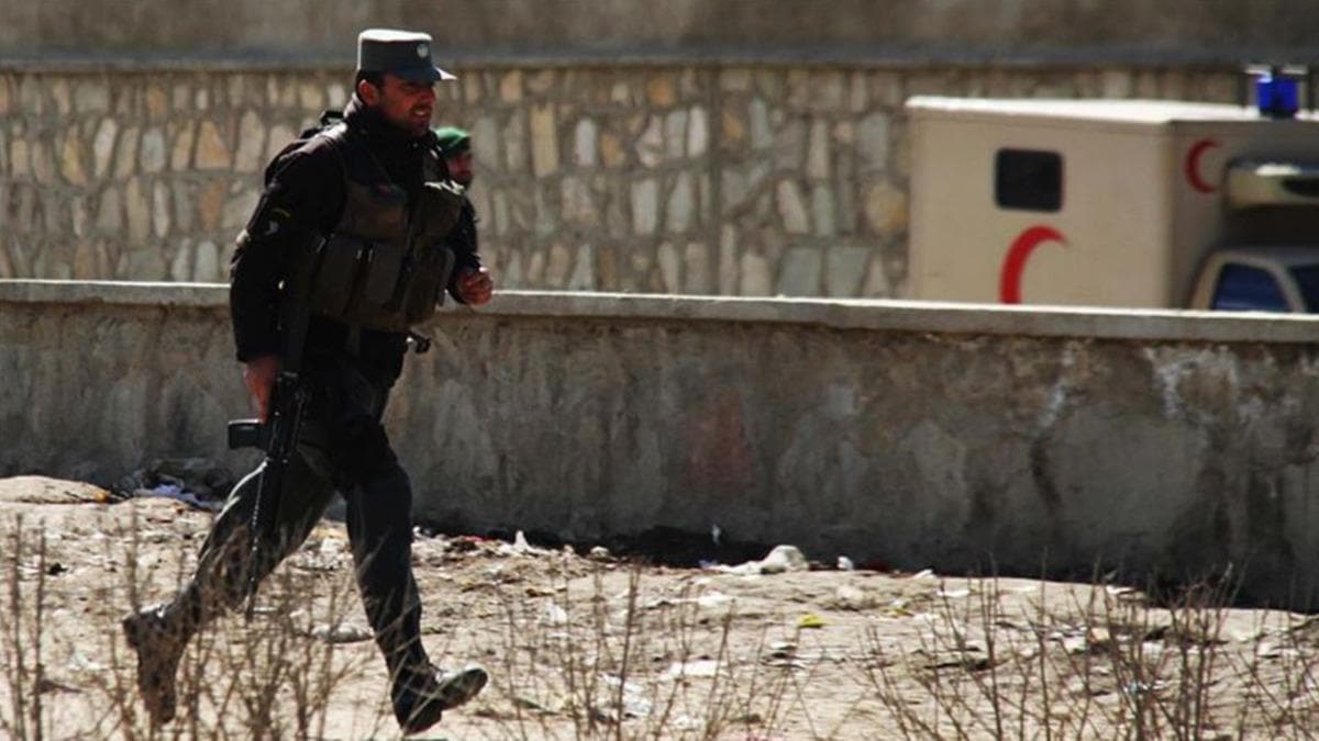 Afganistan'da polis ile Taliban att! 9 polis ld