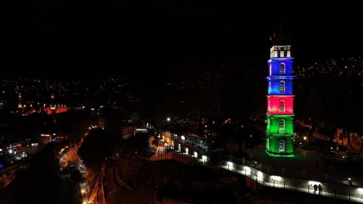 Bursa'da Tophane Saat Kulesi'ne Azerbaycan bayra yanstld