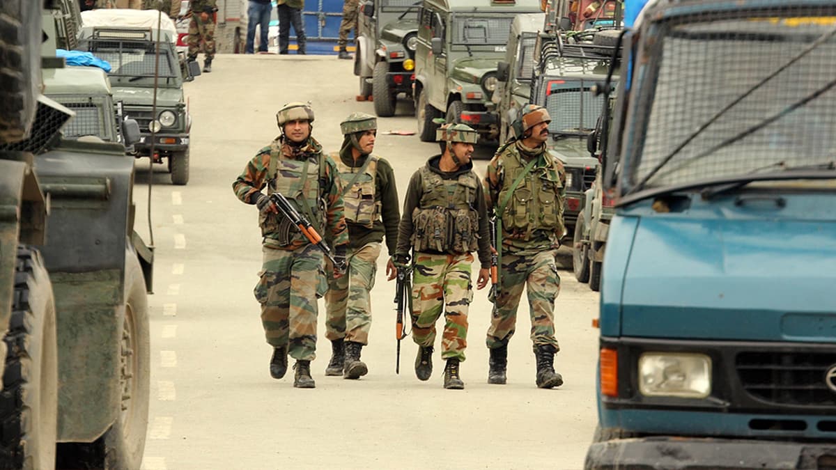 Hindistan'dan Pakistan'a taciz ate�i: 1'i asker 2 �l�
