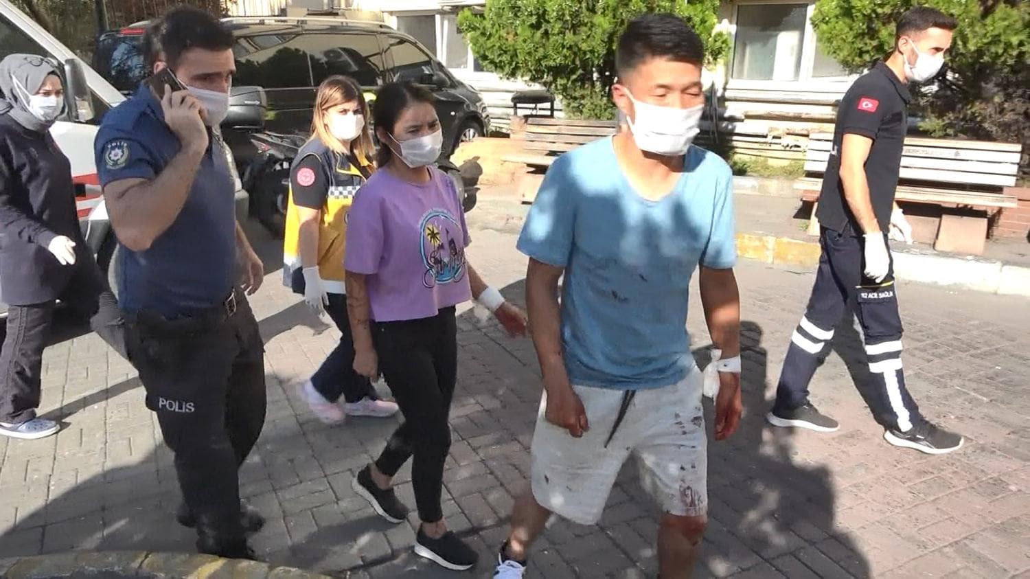 Pencereden yard�m istedi... Deh�eti kom�ular�n ihbar� ortaya ��kard�