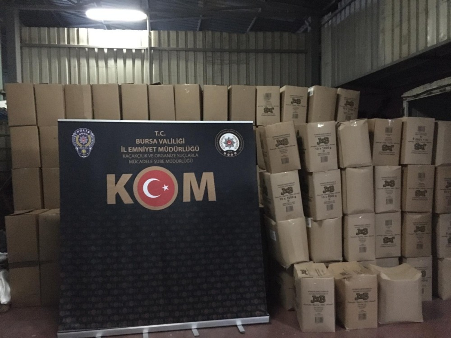 Bursa'da 5 ton sahte t�t�n ele ge�irildi