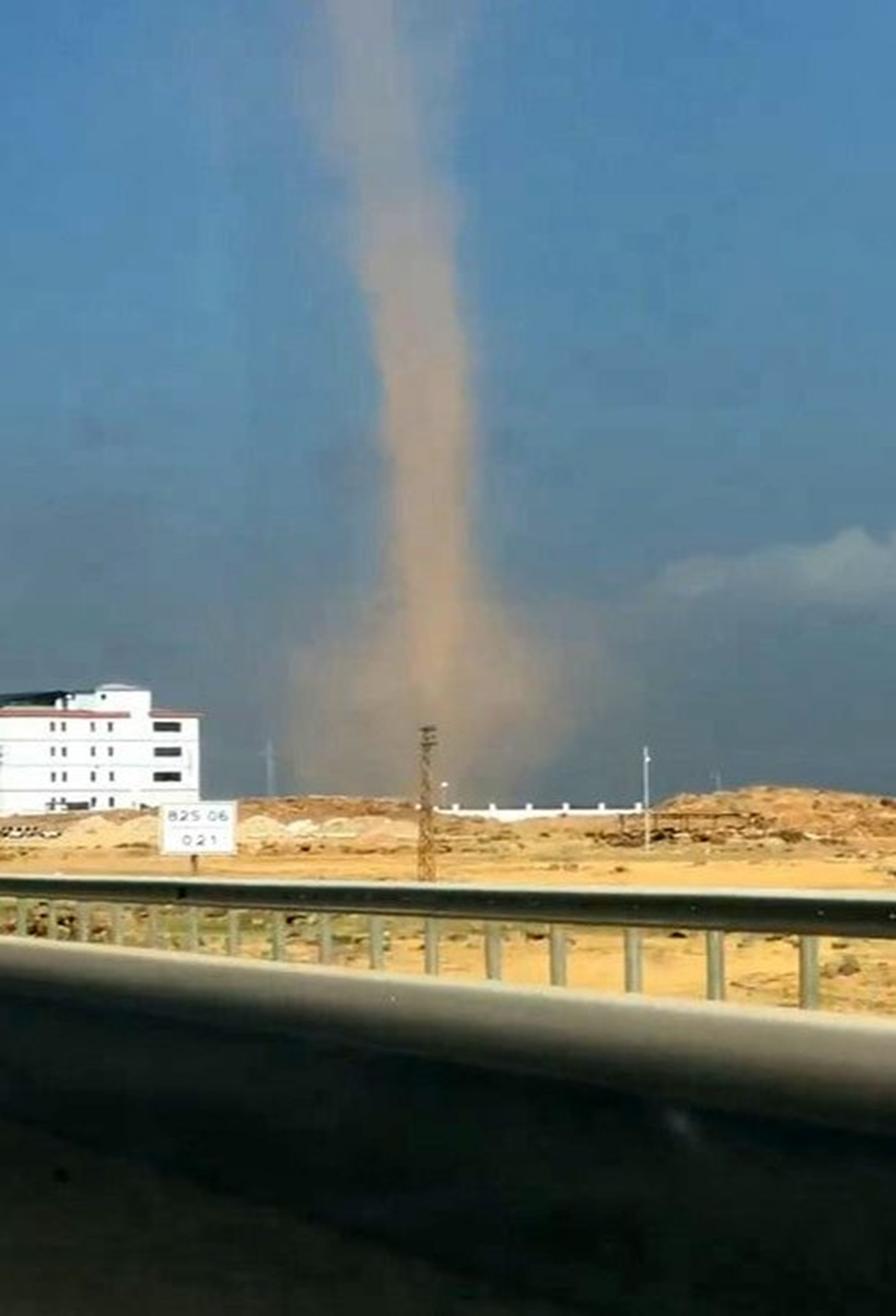Hatay'da korkutan kum hortumu: Saniye saniye kaydedildi