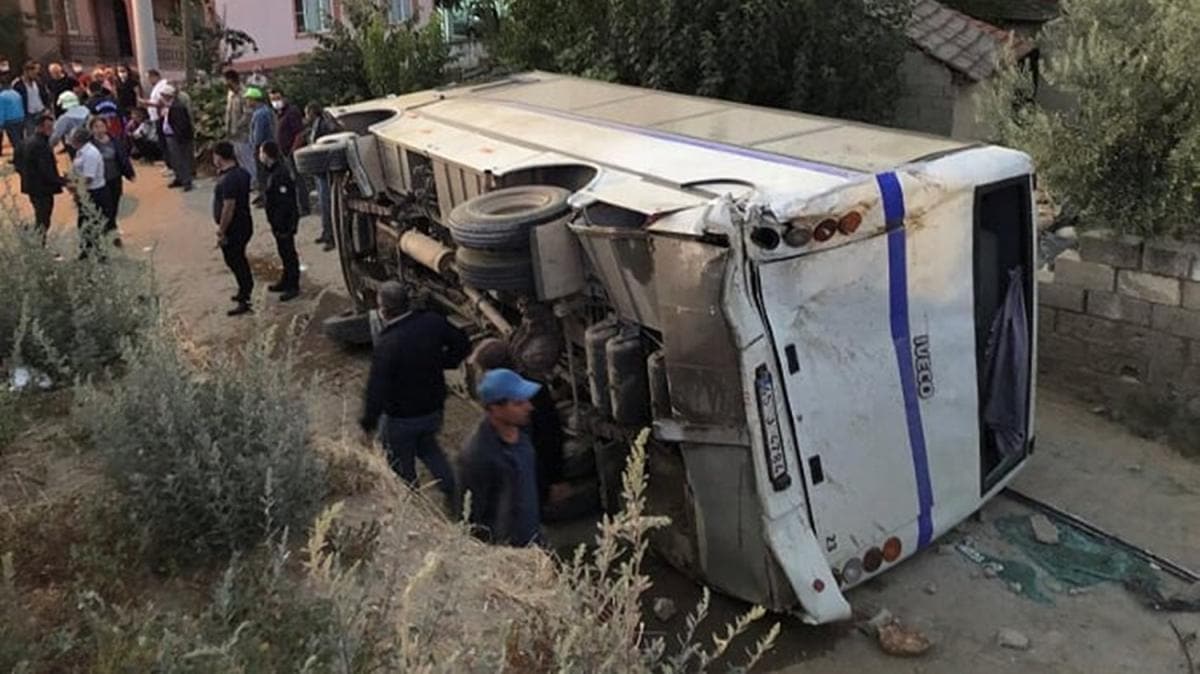 Manisa'da minibs ile kamyon arpt: 26 yaral