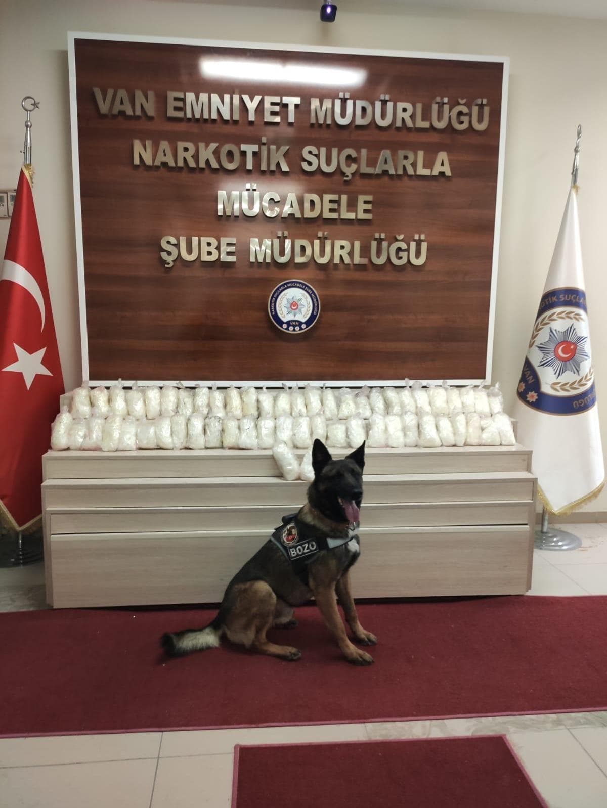 Van'da narkotik operasyonu: 15 kilo metamfetamin ele ge�irildi