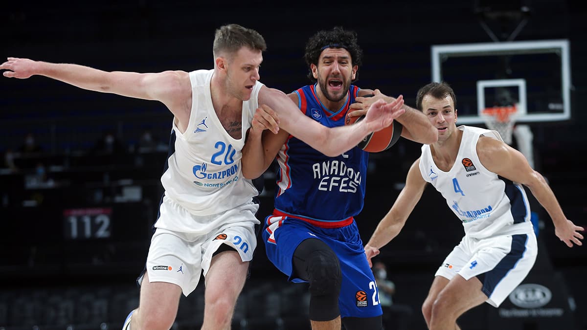 Anadolu Efes, Zenit'e son dakikada kaybetti