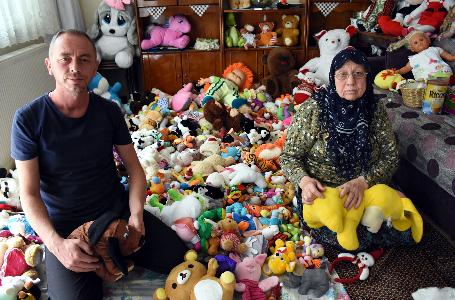 Anne o�ul 'Atma! Tamir Olsun �ocuklara Umut Olsun' dedi, miniklerin y�z�nde tebess�m oldu