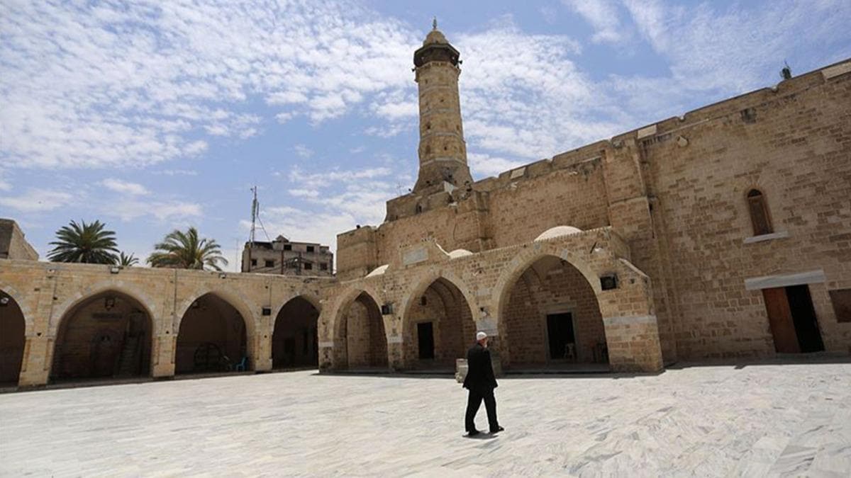 Gazze'de camiler yeniden alyor