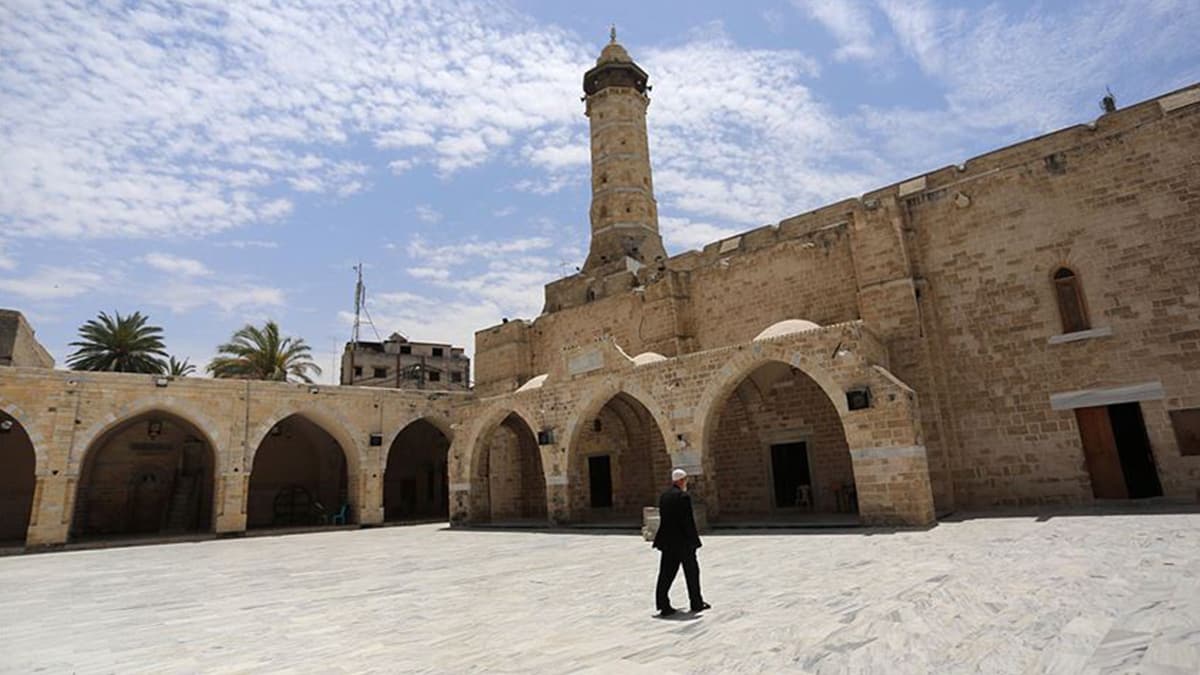 Gazze'de camiler yeniden alyor