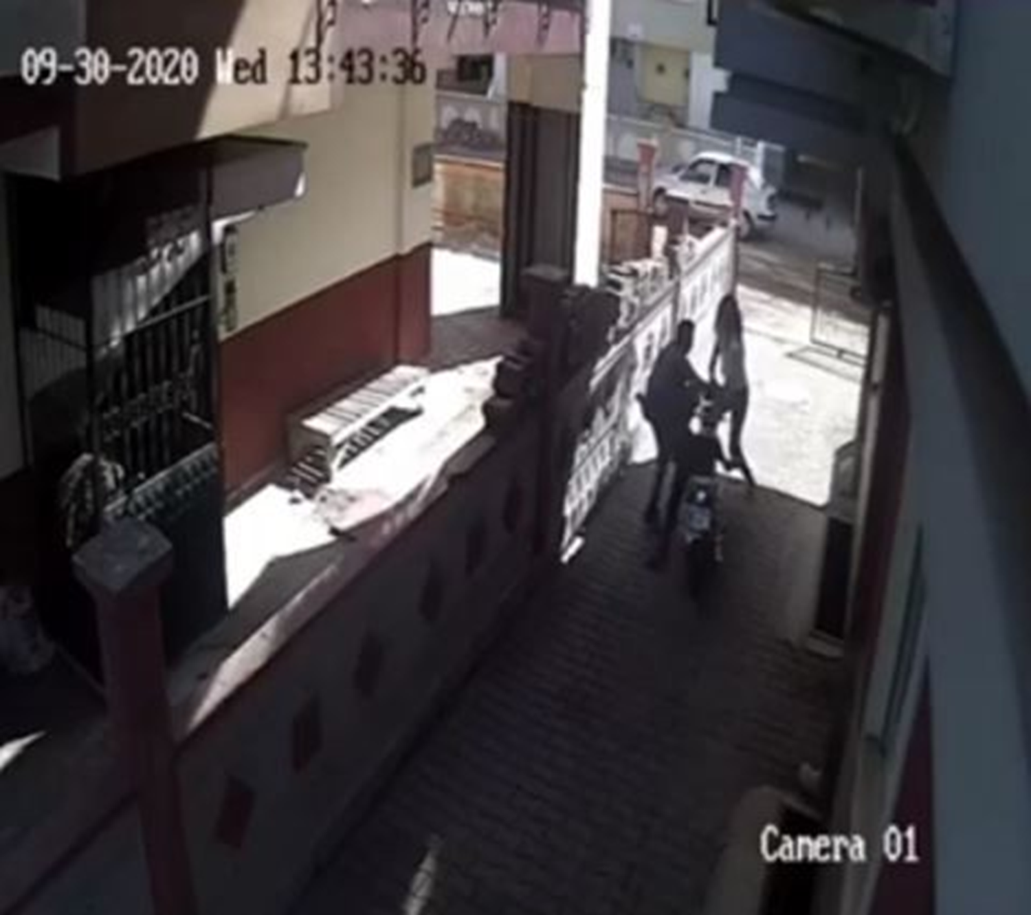 Gen� k�z motosikletini h�rs�zlar�n elinden b�yle kurtard�