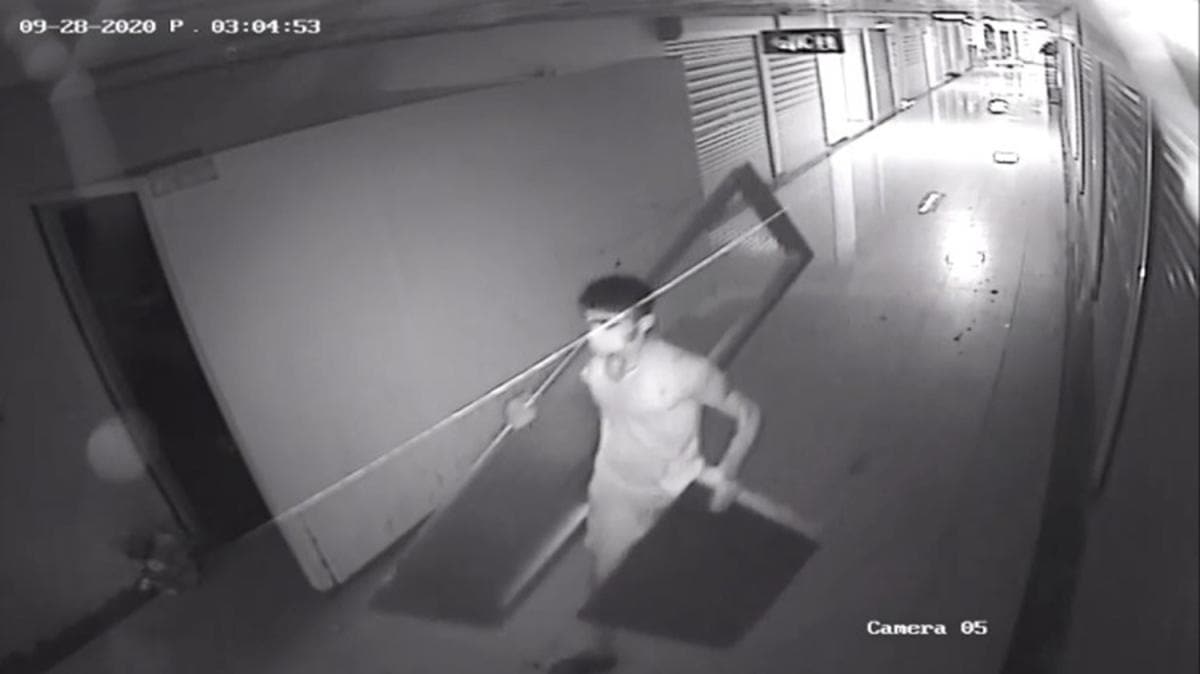 lgin olay... ar tuvaletinin kaplarn aldlar 