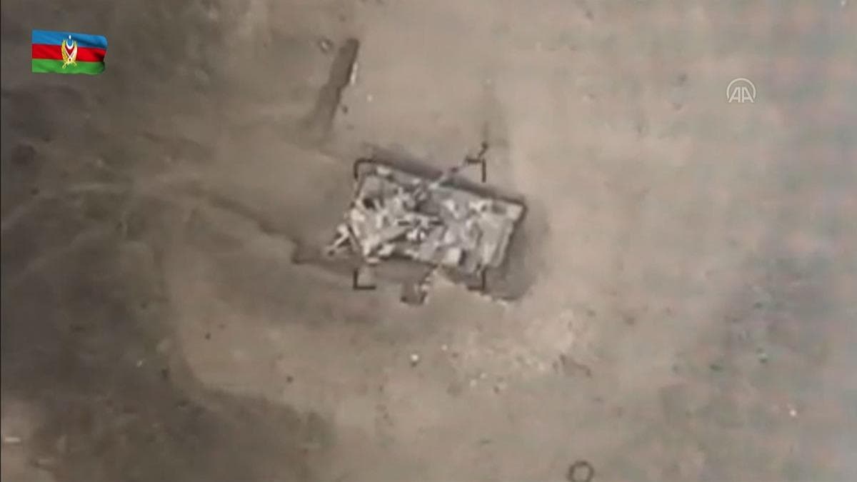 Azerbaycan ordusu Ermeni hedeflerini kamikaze dronlarla imha etti