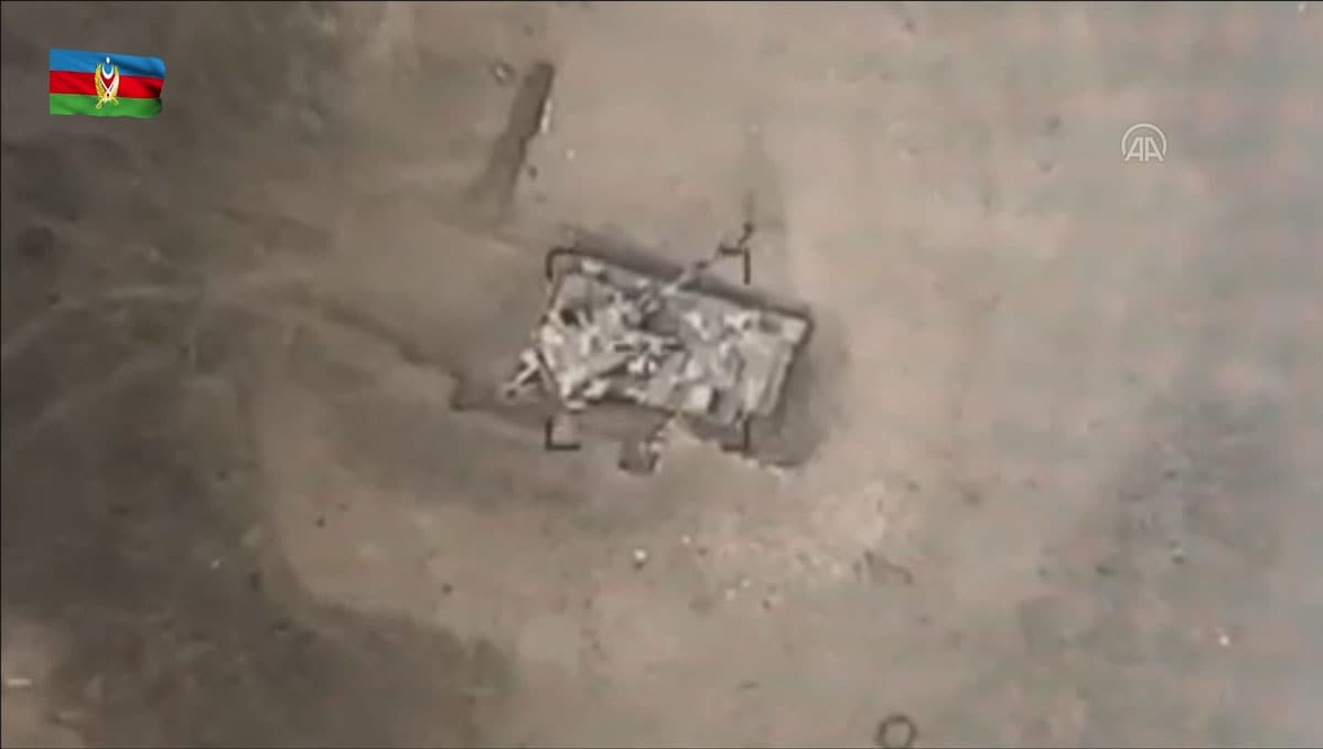 Azerbaycan ordusu Ermeni hedeflerini kamikaze dronlarla imha etti