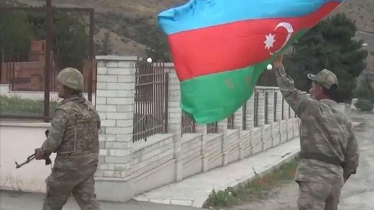 Ermenistan'n igalinden kurtarlan Tal kynde Azerbaycan bayraklar dalgalanyor