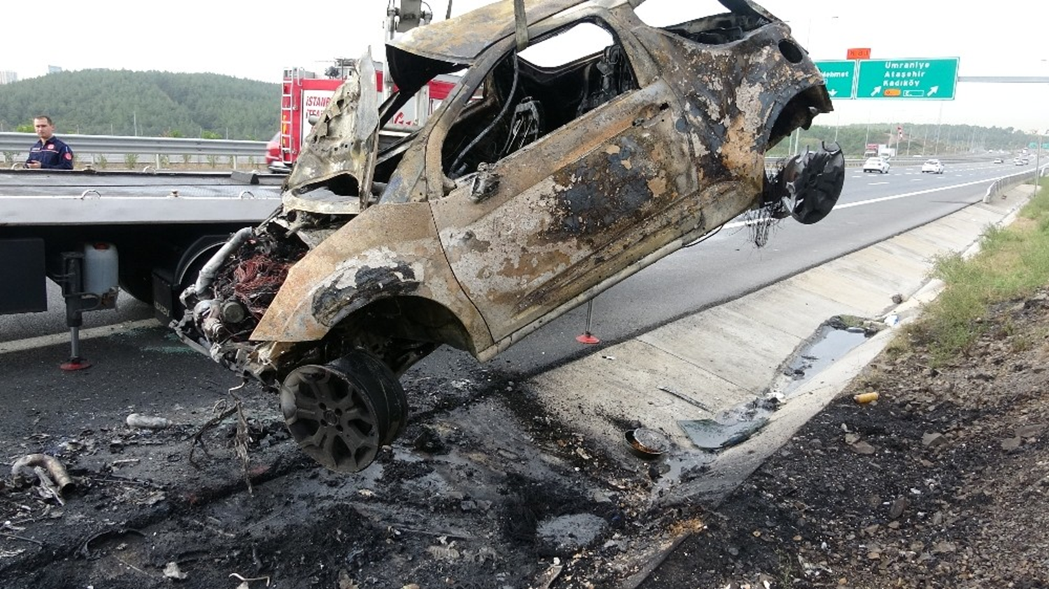 Kuzey Marmara Otoyolu'nda kaza: Alev alan ara� hurdaya d�nd�