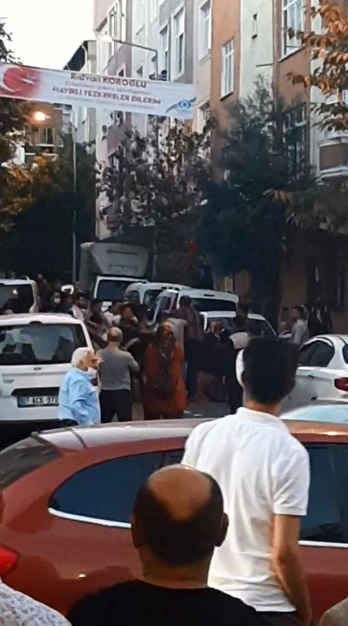 Temizlik kavgas� sokaklara ta�t�, ortal�k sava� alan�na d�nd�