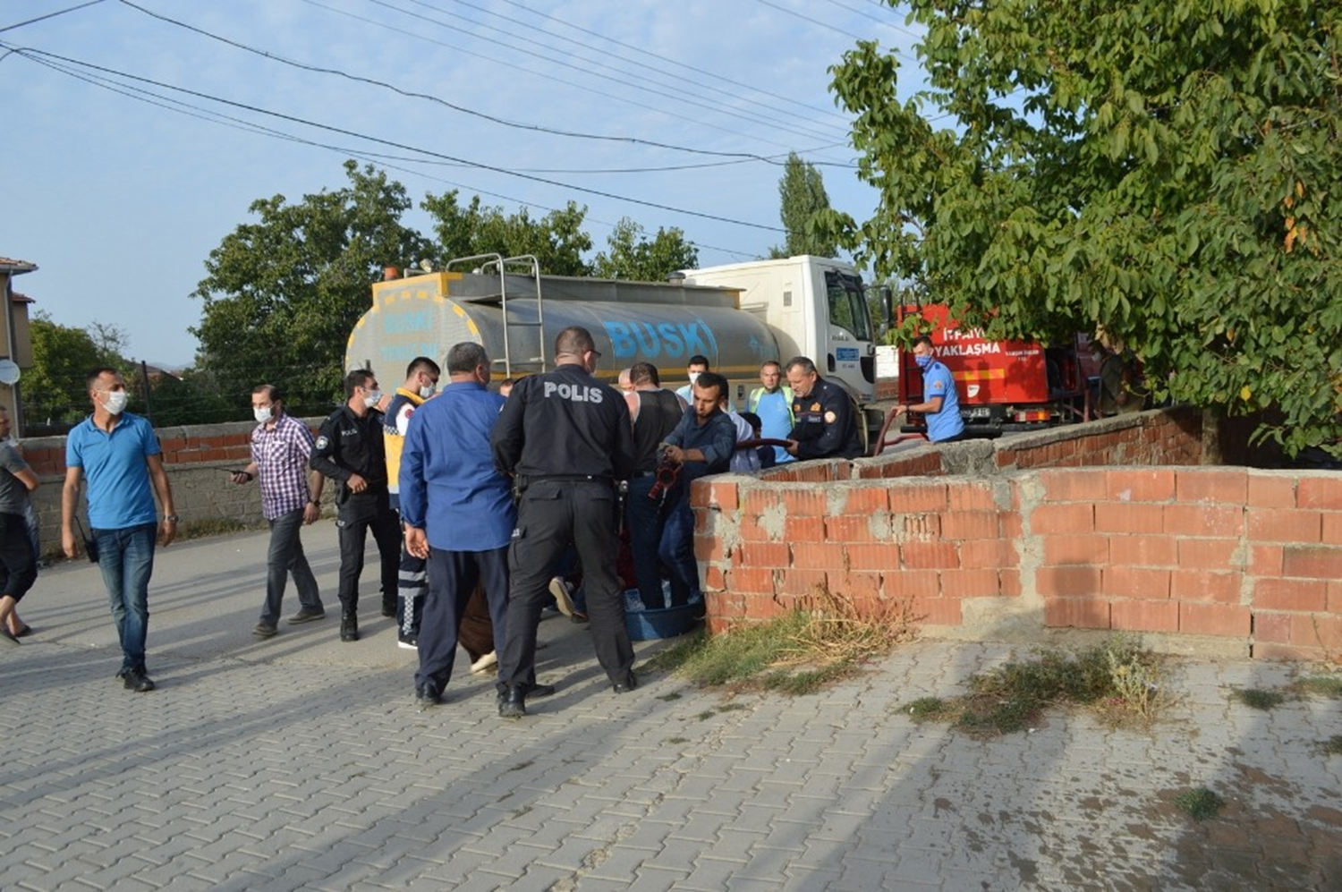 Alevler aras�nda kalan �ocu�u itfaiye kurtard�