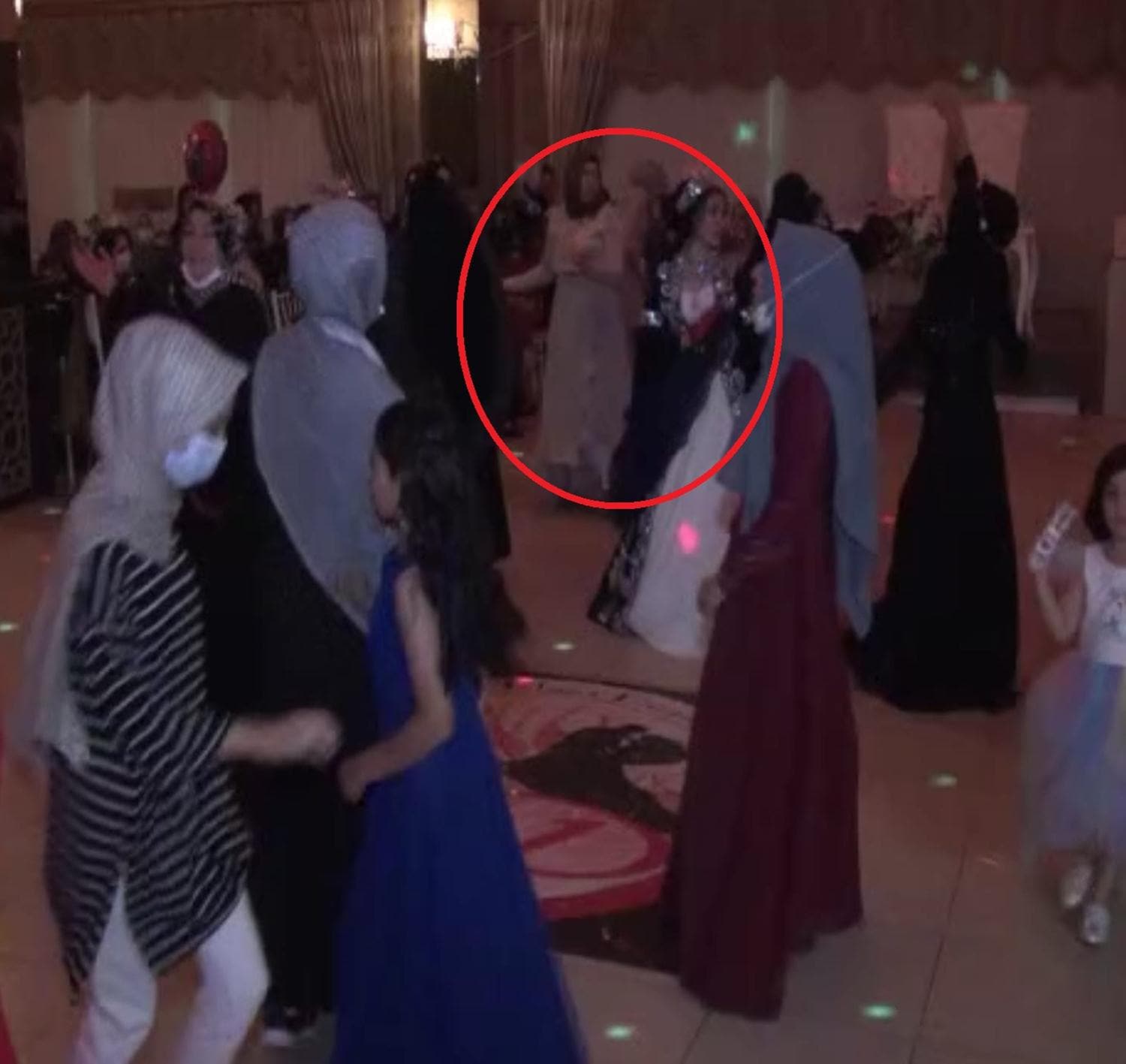 Kahreden olay! K�z�n�n k�nas�nda oynarken rahats�zlanan kad�n �ld�