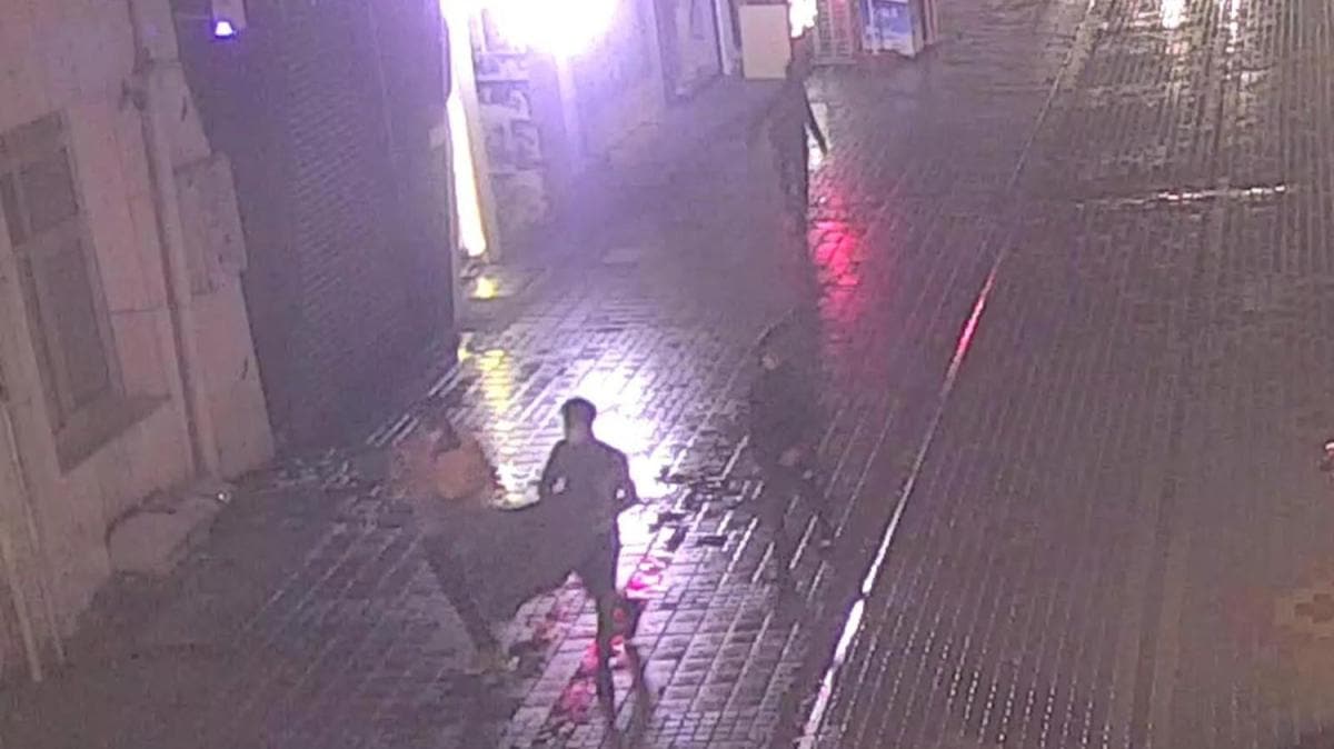 Tarihi hamamn kubbesindeki kurun levhalar aldlar... 24 saatte yakay ele verdiler